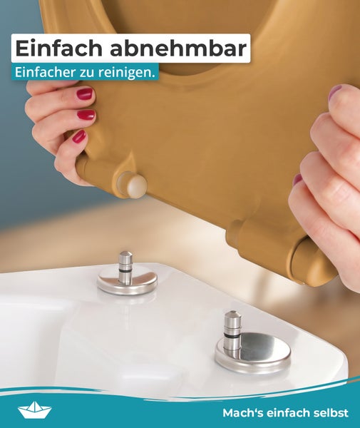 Hände beim Abnehmen eines Toilettensitzes mit Schnellverschluss zur leichten Reinigung von der WC Keramik.
