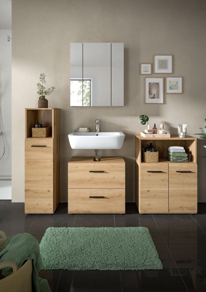 Modernes Badezimmer mit Waschtischunterschrank, Hochschrank und Sideboard in Holzoptik, weißem Waschbecken und dreitürigem Spiegelschrank.