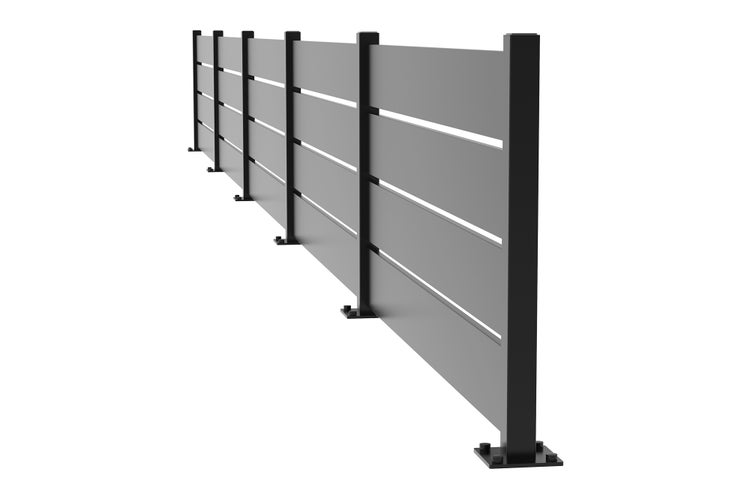 Moderner Metallzaun mit horizontalen Sichtschutzlamellen und Pfosten zur Bodenmontage.