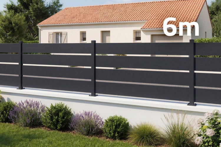 Moderner Gartenzaun aus Aluminium mit horizontalen Lamellen vor einem Wohnhaus, 6 Meter Länge.