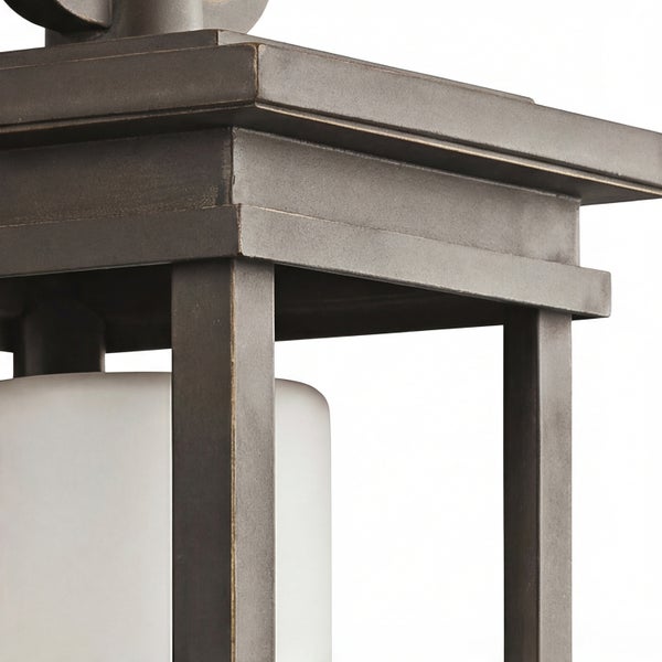 Detailansicht einer Aussenleuchte mit Metallrahmen und zylindrischem Lampenschirm