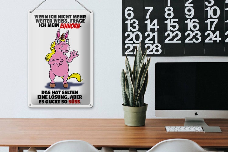 Kinderzimmer mit Holzbett, Schaukelstuhl und Tier-Wanddekoration