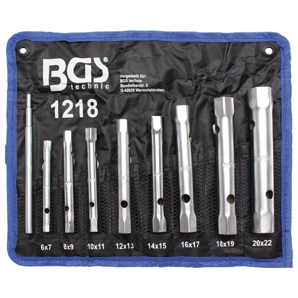 Bauarbeiter mit Nivelliergerät auf einer Baustelle