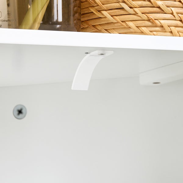 Innenansicht eines Schranks mit einem gebogenen, weißen Möbelgriff