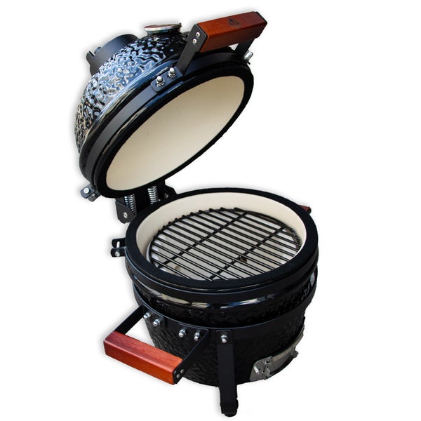 Ein geöffneter schwarzer Kamado Keramikgrill mit Grillrost und Holzgriffen.