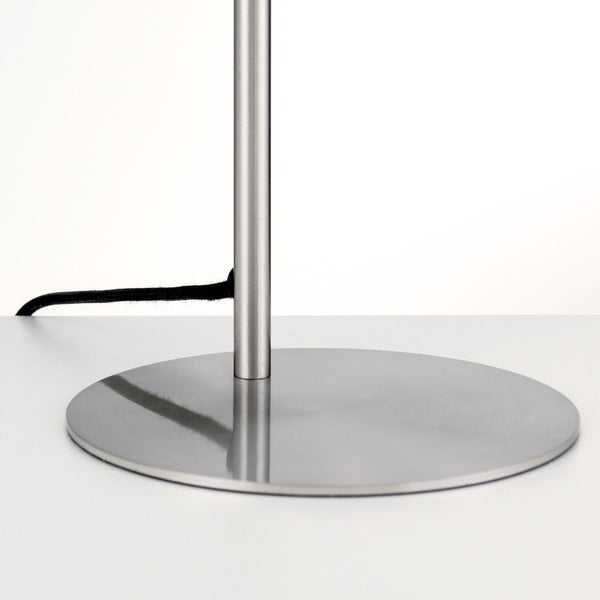 Detailansicht des Lampenfußes einer Stehlampe aus Metall mit Kabel