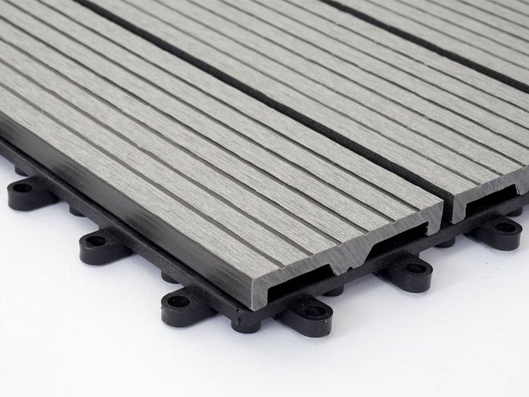 Klickfliese aus grauem Holz-Kunststoff-Verbundwerkstoff mit geriffelter Oberfläche und schwarzem Kunststoff-Stecksystem.