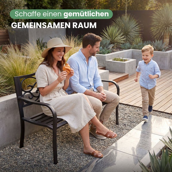 Wetterfeste Gartenbank aus Metall mit dekorativem Muster an der Rückenlehne, abgebildet bei Regen und Sonnenschein.