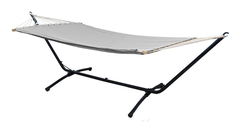 Stabhängematte mit schwarzem Metallgestell und grauer Liegefläche aus Stoff.