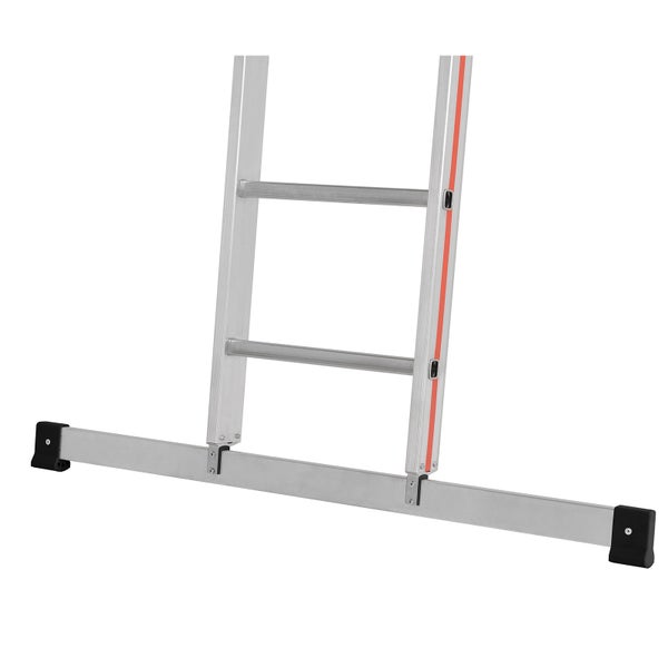 Detailansicht einer Aluminiumleiter mit breiter Traverse für Stabilität