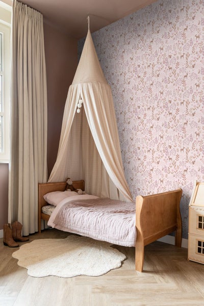 Kinderzimmer mit Himmelbett, gemusterter Tapete und Teppich