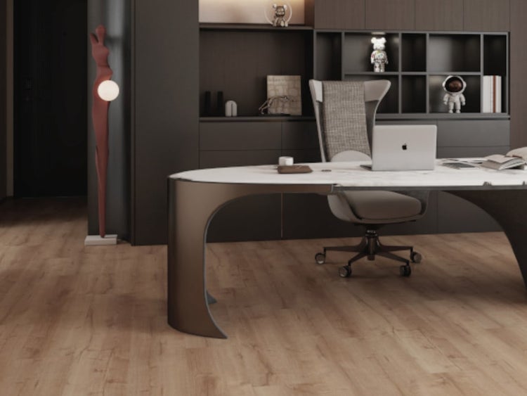Modernes Heimbüro mit Holzlaminatboden, elegantem Schreibtisch aus Marmor und Metall sowie ergonomischem Bürostuhl in einer organisierten Umgebung.