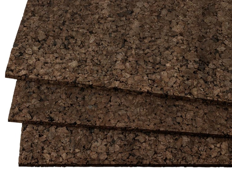 Drei übereinanderliegende Korkplatten aus Naturkork mit grober Struktur für Dämmung oder Wandgestaltung.