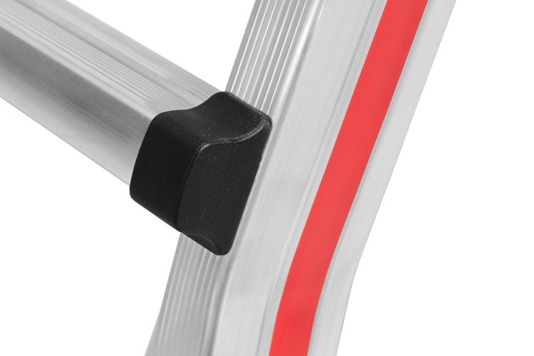 Detailaufnahme einer Aluminiumleiter mit schwarzem Leiterfuß