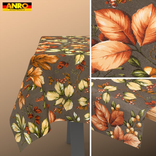 ANRO Deutsche Manufaktur Logo. Abwaschbare Tischdecke mit herbstlichem Blättermuster und Beeren auf einem Tisch.