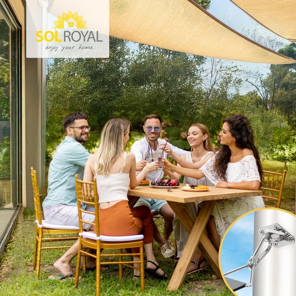 Gruppe von Personen sitzt unter einem Sonnensegel im Garten und trinkt