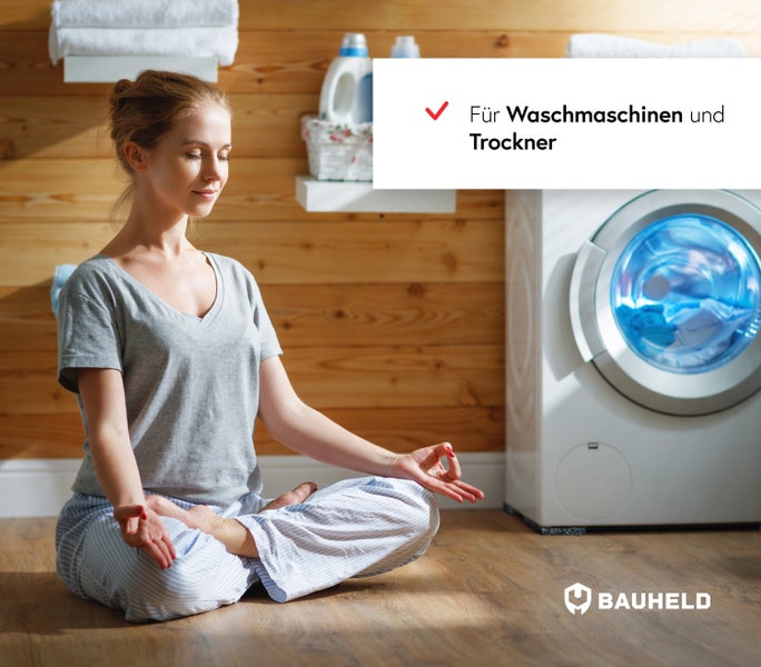 Eine Frau in Yoga Haltung vor einer Waschmaschine mit dem Hinweis fuer Waschmaschinen und Trockner geeignet.