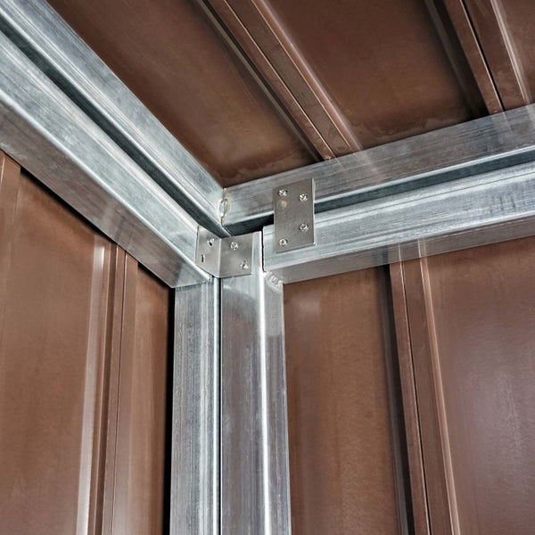 Detailansicht einer Gartenhaus-Ecke mit Metallrahmen und Verbindungselementen