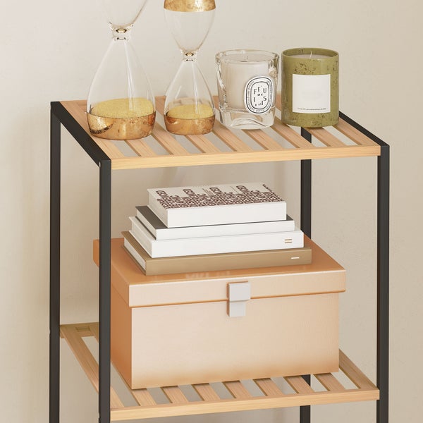 Minimalistisches Regal mit zwei Ebenen, schwarzem Metallrahmen und Holzlatten, dekoriert mit Sanduhren, Kerzen, Büchern und einer Aufbewahrungsbox.