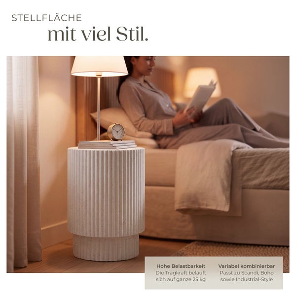 Gerippter zylindrischer Beistelltisch in einem Schlafzimmer. Der Tisch mit 25 Kilogramm Tragkraft passt zu Scandi-, Boho- und Industrial-Stilen.