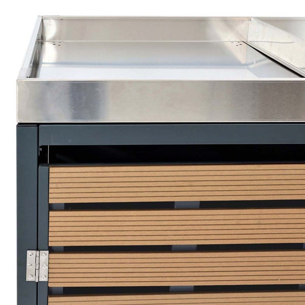 Detailansicht eines Grillschranks mit Edelstahloberfläche und Holzverkleidung