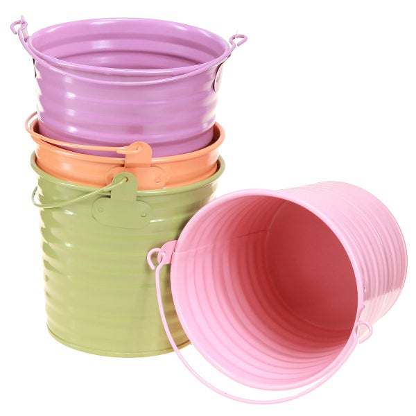 Stapel aus Metall Pflanzgefäßen mit Henkel