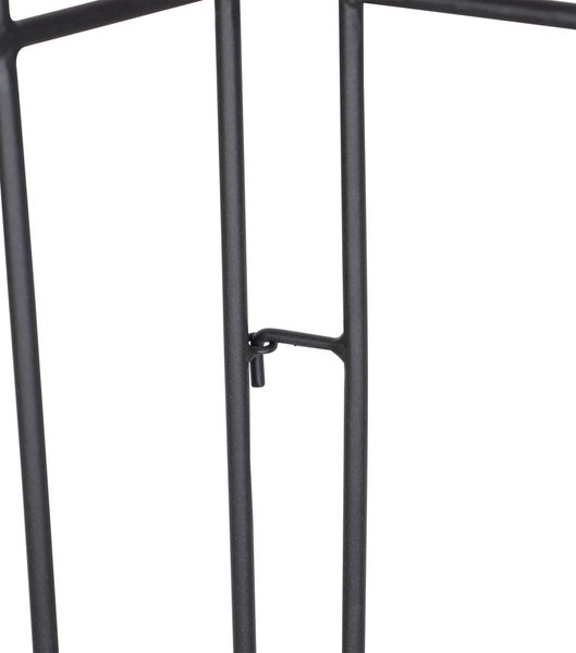 Detailansicht eines schwarzen Metallgestells