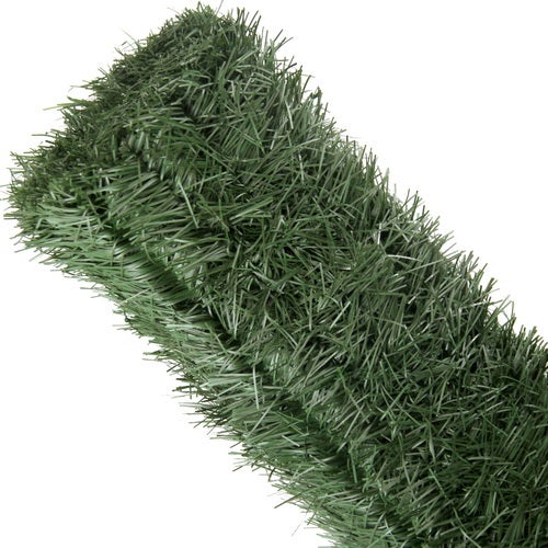 Künstliche Hecke als Sichtschutzrolle aus Kunststoff in Grün.