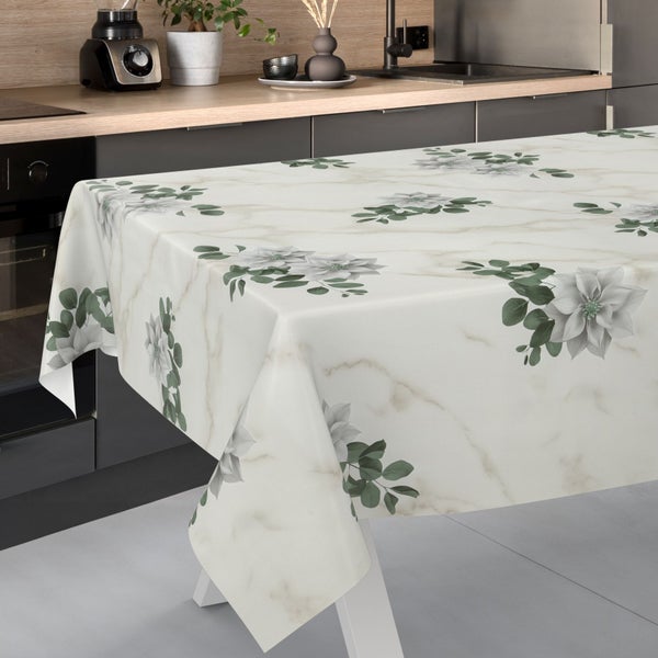 Tischdecke mit Marmormuster und floralem Motiv aus Blüten und Blättern in einer hellen, modernen Küche.