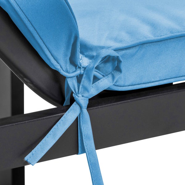 Detailaufnahme eines blauen Sitzkissens mit Haltebändern an einem schwarzen Gestell.