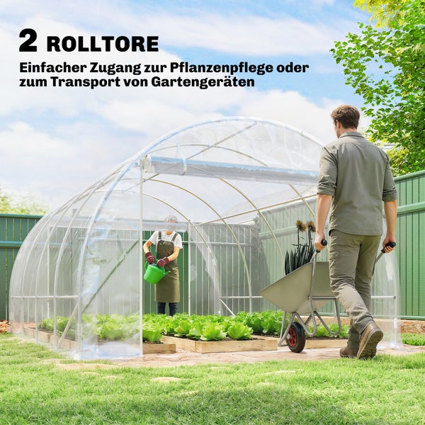 Folientunnel mit Metallrahmen und zwei Rolltoren, eine Person gießt Pflanzen im Inneren, eine Person mit Schubkarre im hellen Garten.