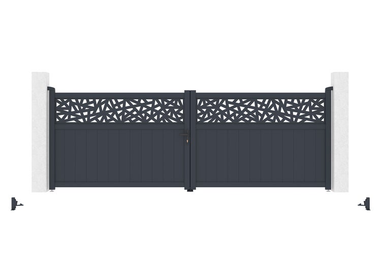 Zweiflügeliges Einfahrtstor aus Aluminium in Anthrazit mit geometrischem Dekormuster oben und vertikalen Paneelen unten.