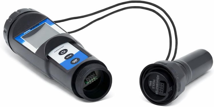 Digitaler Wassertester für Pools mit Display und separatem Sensorteil verbunden durch ein schwarzes Kabel.