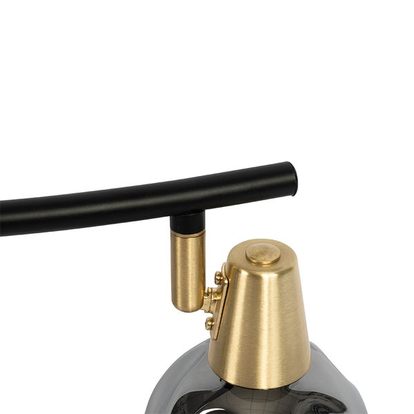 Detailaufnahme einer Lampe mit schwarzem Arm und Lampenschirmhalterung