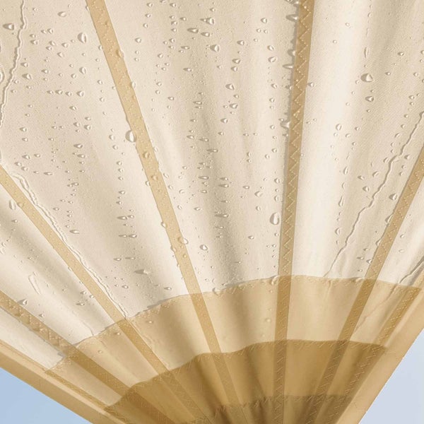 Detailansicht eines wasserabweisenden Sonnenschirmstoffs mit abperlenden Wassertropfen.