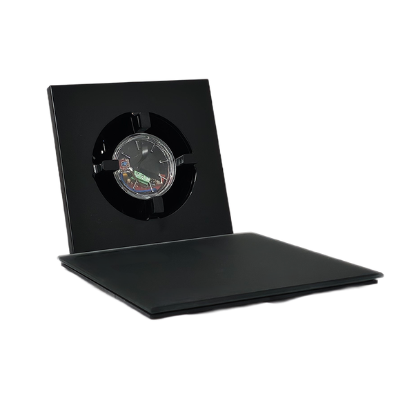 Schwarze Klappbox mit runder Öffnung und Uhrwerk