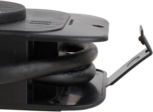 Detailansicht einer schwarzen Kabeldurchführung