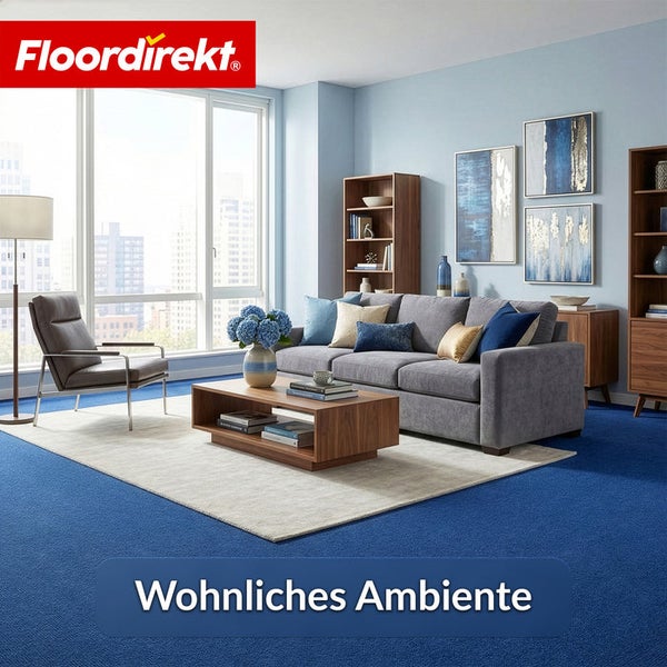 Wohnzimmer mit grauer Couch, Holztisch und blauem Teppichboden