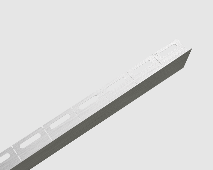 L-förmiges Metall-Abschlussprofil aus gebürstetem Material mit vorgestanzten Befestigungslöchern für Fliesen oder Wandabschlüsse.