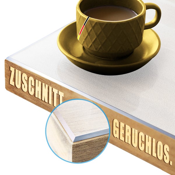 Holzplatte mit Aufschrift Zuschnitt und Geruchlos mit Tasse Kaffee