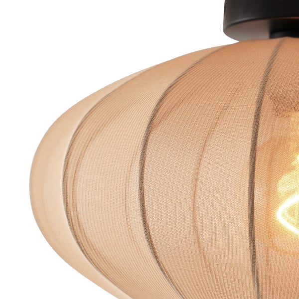 Detailansicht einer modernen Deckenleuchte mit ovalem Stoffschirm aus feinem Gewebe und sichtbarem Leuchtmittel.