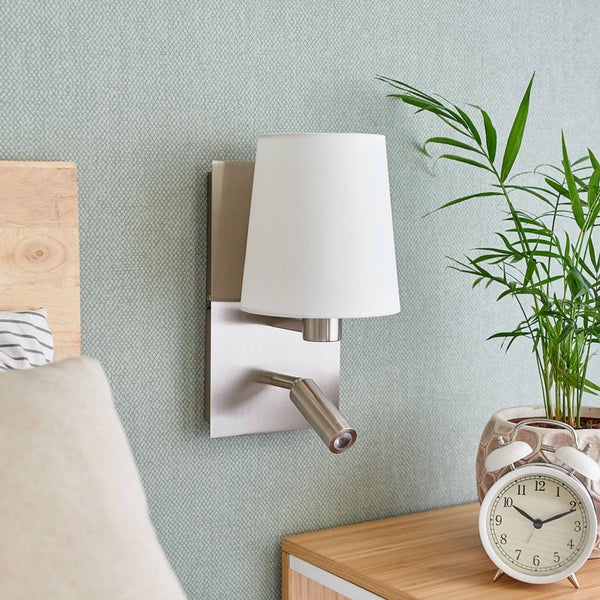 Wandleuchte mit Leselampe über Nachttisch