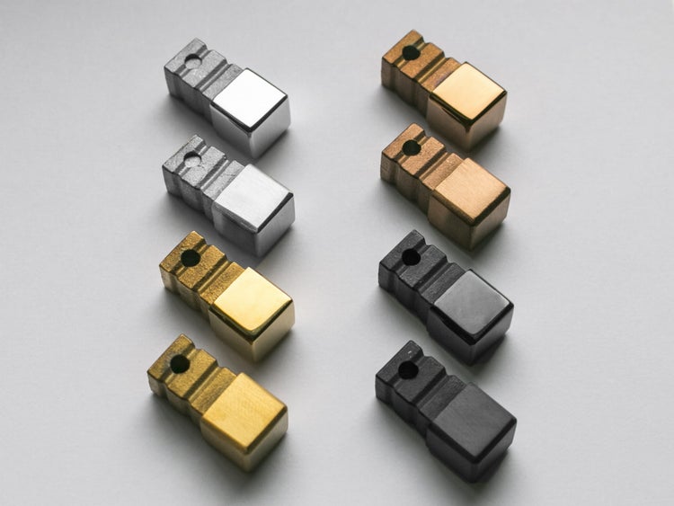 Acht rechte Holzstücke in verschiedenen Ausführungen.