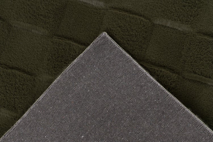 Detailaufnahme von einem Teppich mit strukturierter Oberfläche und erkennbarer Rückseite
