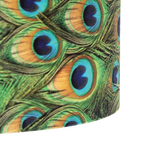 Nahaufnahme eines Lampenschirms mit Pfauenfedermuster.