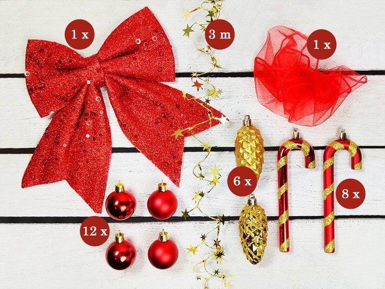 Weihnachtsbaumschmuck Set bestehend aus Schleife, Lametta, Organza, Weihnachtskugeln, Zapfen und Zuckerstangen als weihnachtliche Dekoration.