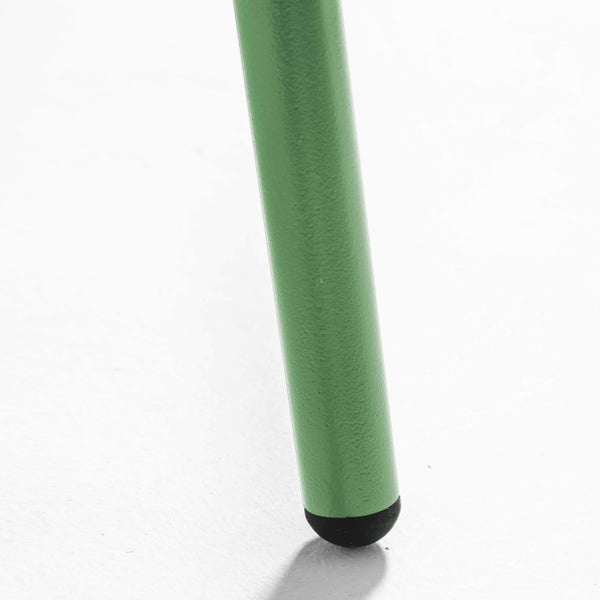 Grünes Möbelbein aus Metall mit schwarzer Schutzkappe.
