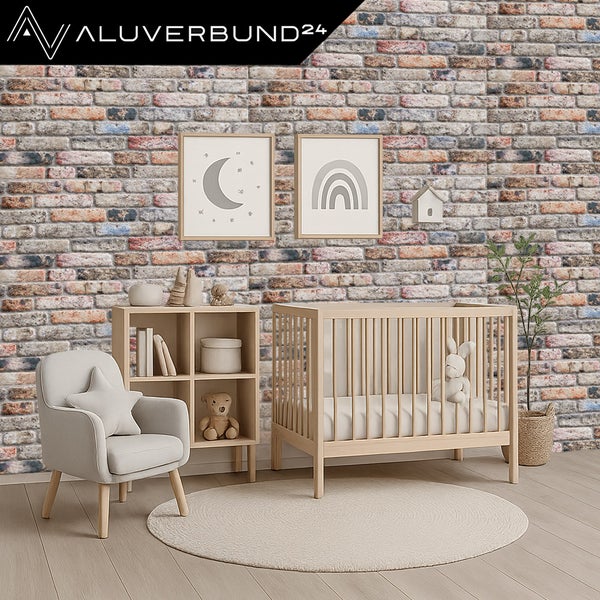 Kinderzimmer mit Fototapete in Backsteinoptik, Babybett, Sessel, Regal und Dekoration