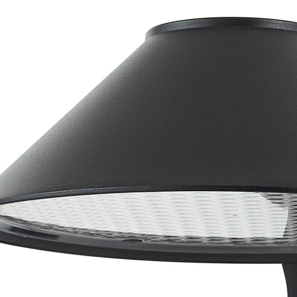 Nahaufnahme eines schwarzen konischen Lampenschirms mit strukturierter Oberfläche und gemustertem Diffusor für Außenleuchten.