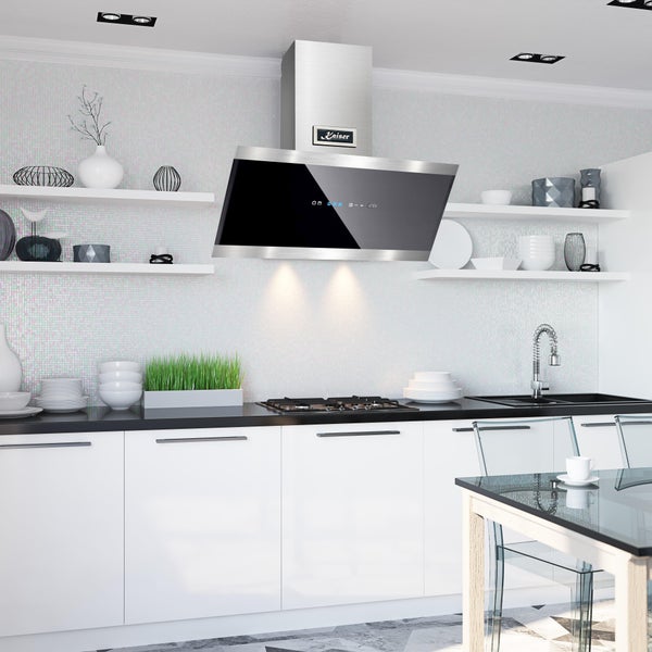 Moderne Küche mit Kaiser Dunstabzugshaube aus Edelstahl und Glas über einem Gaskochfeld, dekorativ eingerichtet mit weißen Regalen und Pflanzen.